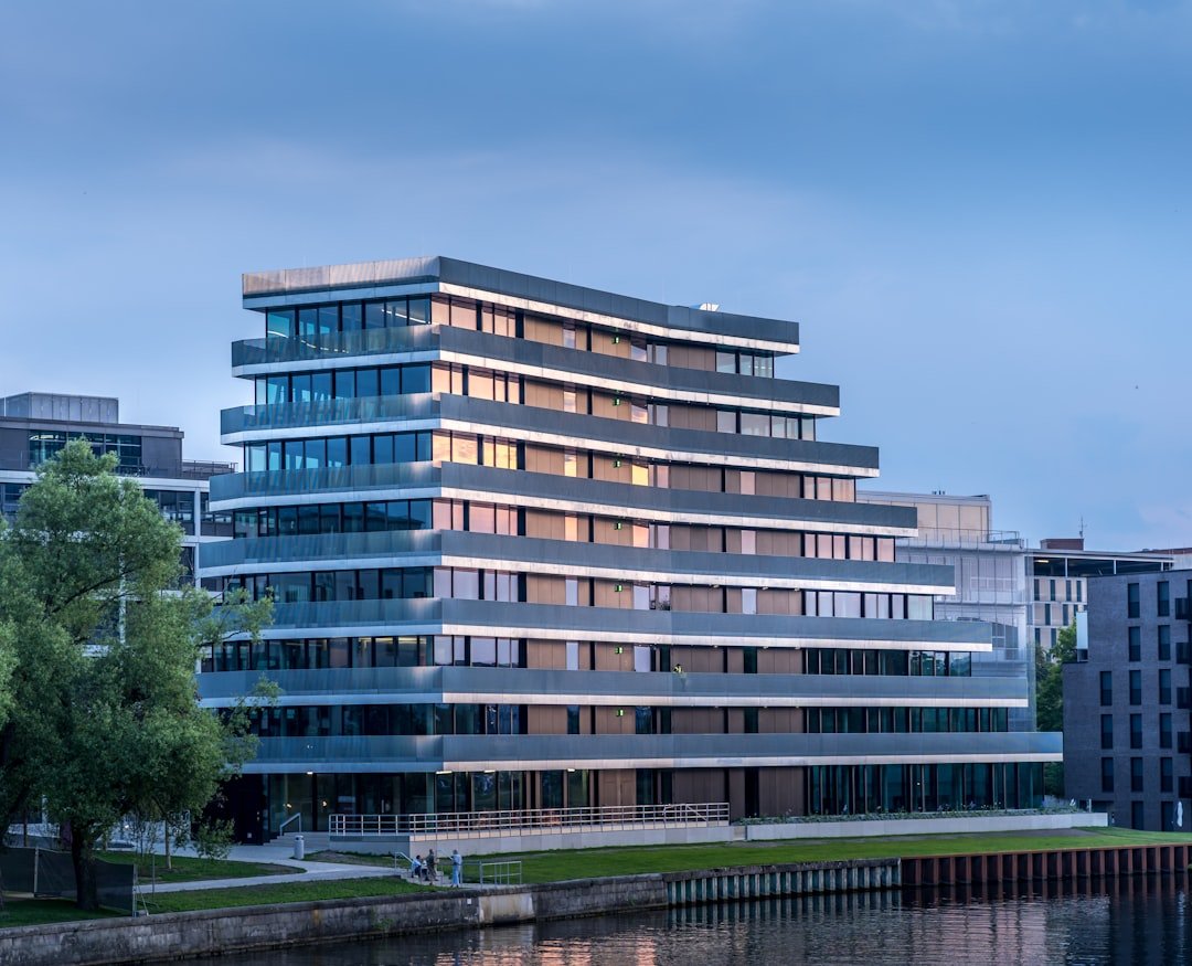 a-tall-building-in-a-city-1-wv-uyjjiu